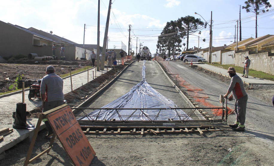 O secretário do Desenvolvimento Urbano e de Obras Públicas (SEDU), João Carlos Ortega, mais a diretora de Operações do Paranacidade, Camila Mileke Scucato, e o analista de desenvolvimento Municipal do Paranacidade, Luiz Antonio Xavier da Silveira, fizeram vistoria da obra de pavimentação com concreto, em execução no Município de Fazenda Rio Grande, na Região Metropolitana de Curitiba.  -  Curitiba,  - Fazenda Rio Grande, 08/07/2021  -  Foto: Gustavo Pontes