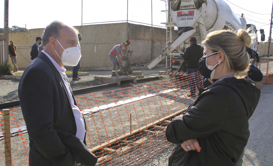 O secretário do Desenvolvimento Urbano e de Obras Públicas (SEDU), João Carlos Ortega, mais a diretora de Operações do Paranacidade, Camila Mileke Scucato, e o analista de desenvolvimento Municipal do Paranacidade, Luiz Antonio Xavier da Silveira, fizeram vistoria da obra de pavimentação com concreto, em execução no Município de Fazenda Rio Grande, na Região Metropolitana de Curitiba.  -  Curitiba,  - Fazenda Rio Grande, 08/07/2021  -  Foto: Gustavo Pontes