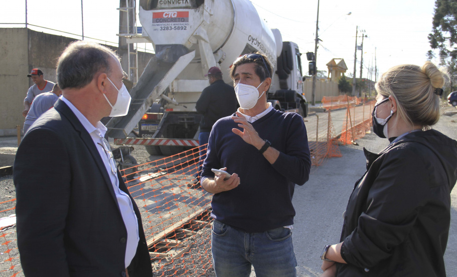 O secretário do Desenvolvimento Urbano e de Obras Públicas (SEDU), João Carlos Ortega, mais a diretora de Operações do Paranacidade, Camila Mileke Scucato, e o analista de desenvolvimento Municipal do Paranacidade, Luiz Antonio Xavier da Silveira, fizeram vistoria da obra de pavimentação com concreto, em execução no Município de Fazenda Rio Grande, na Região Metropolitana de Curitiba.  -  Curitiba,  - Fazenda Rio Grande, 08/07/2021  -  Foto: Gustavo Pontes