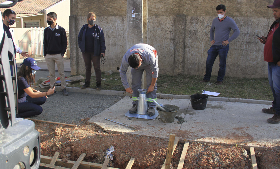 O secretário do Desenvolvimento Urbano e de Obras Públicas (SEDU), João Carlos Ortega, mais a diretora de Operações do Paranacidade, Camila Mileke Scucato, e o analista de desenvolvimento Municipal do Paranacidade, Luiz Antonio Xavier da Silveira, fizeram vistoria da obra de pavimentação com concreto, em execução no Município de Fazenda Rio Grande, na Região Metropolitana de Curitiba.  -  Curitiba,  - Fazenda Rio Grande, 08/07/2021  -  Foto: Gustavo Pontes
