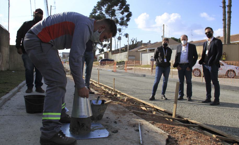 O secretário do Desenvolvimento Urbano e de Obras Públicas (SEDU), João Carlos Ortega, mais a diretora de Operações do Paranacidade, Camila Mileke Scucato, e o analista de desenvolvimento Municipal do Paranacidade, Luiz Antonio Xavier da Silveira, fizeram vistoria da obra de pavimentação com concreto, em execução no Município de Fazenda Rio Grande, na Região Metropolitana de Curitiba.  -  Curitiba,  - Fazenda Rio Grande, 08/07/2021  -  Foto: Gustavo Pontes
