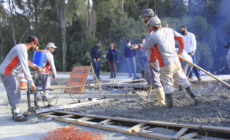 O secretário do Desenvolvimento Urbano e de Obras Públicas (SEDU), João Carlos Ortega, mais a diretora de Operações do Paranacidade, Camila Mileke Scucato, e o analista de desenvolvimento Municipal do Paranacidade, Luiz Antonio Xavier da Silveira, fizeram vistoria da obra de pavimentação com concreto, em execução no Município de Fazenda Rio Grande, na Região Metropolitana de Curitiba.  -  Curitiba,  - Fazenda Rio Grande, 08/07/2021  -  Foto: Gustavo Pontes