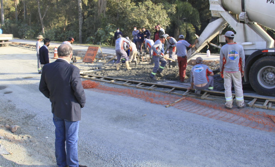O secretário do Desenvolvimento Urbano e de Obras Públicas (SEDU), João Carlos Ortega, mais a diretora de Operações do Paranacidade, Camila Mileke Scucato, e o analista de desenvolvimento Municipal do Paranacidade, Luiz Antonio Xavier da Silveira, fizeram vistoria da obra de pavimentação com concreto, em execução no Município de Fazenda Rio Grande, na Região Metropolitana de Curitiba.  -  Curitiba,  - Fazenda Rio Grande, 08/07/2021  -  Foto: Gustavo Pontes
