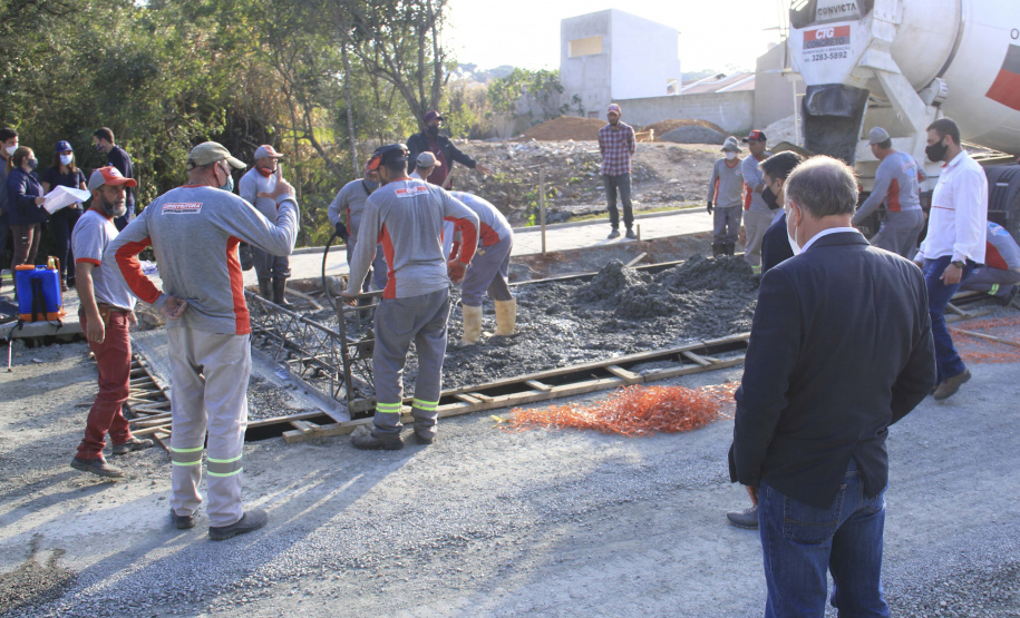 O secretário do Desenvolvimento Urbano e de Obras Públicas (SEDU), João Carlos Ortega, mais a diretora de Operações do Paranacidade, Camila Mileke Scucato, e o analista de desenvolvimento Municipal do Paranacidade, Luiz Antonio Xavier da Silveira, fizeram vistoria da obra de pavimentação com concreto, em execução no Município de Fazenda Rio Grande, na Região Metropolitana de Curitiba.  -  Curitiba,  - Fazenda Rio Grande, 08/07/2021  -  Foto: Gustavo Pontes