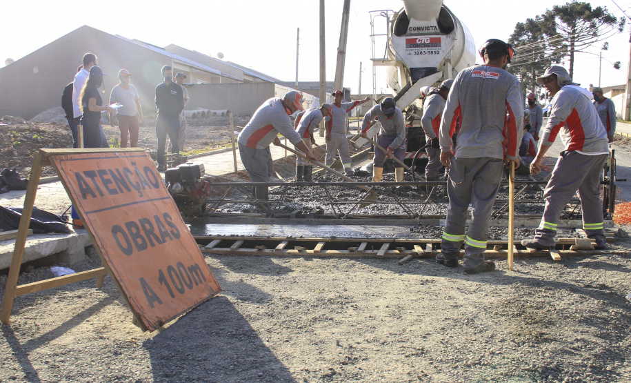 O secretário do Desenvolvimento Urbano e de Obras Públicas (SEDU), João Carlos Ortega, mais a diretora de Operações do Paranacidade, Camila Mileke Scucato, e o analista de desenvolvimento Municipal do Paranacidade, Luiz Antonio Xavier da Silveira, fizeram vistoria da obra de pavimentação com concreto, em execução no Município de Fazenda Rio Grande, na Região Metropolitana de Curitiba.  -  Curitiba,  - Fazenda Rio Grande, 08/07/2021  -  Foto: Gustavo Pontes