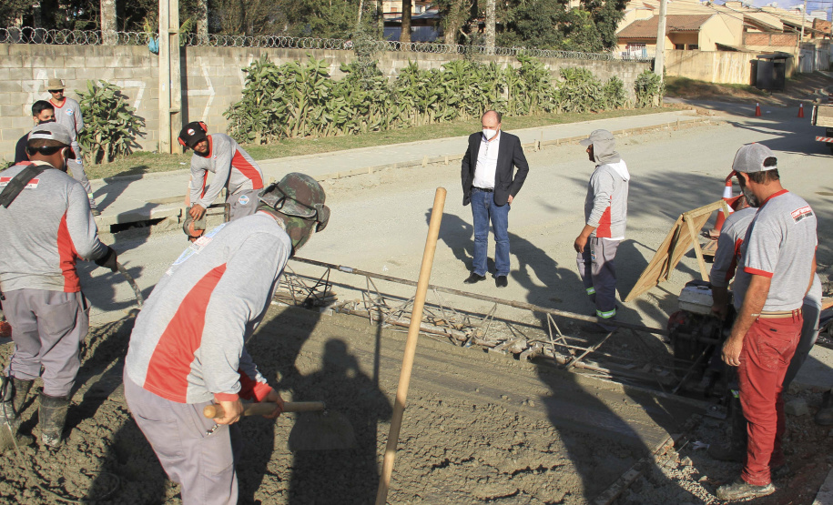 O secretário do Desenvolvimento Urbano e de Obras Públicas (SEDU), João Carlos Ortega, mais a diretora de Operações do Paranacidade, Camila Mileke Scucato, e o analista de desenvolvimento Municipal do Paranacidade, Luiz Antonio Xavier da Silveira, fizeram vistoria da obra de pavimentação com concreto, em execução no Município de Fazenda Rio Grande, na Região Metropolitana de Curitiba.  -  Curitiba,  - Fazenda Rio Grande, 08/07/2021  -  Foto: Gustavo Pontes