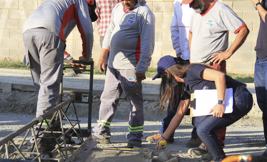 O secretário do Desenvolvimento Urbano e de Obras Públicas (SEDU), João Carlos Ortega, mais a diretora de Operações do Paranacidade, Camila Mileke Scucato, e o analista de desenvolvimento Municipal do Paranacidade, Luiz Antonio Xavier da Silveira, fizeram vistoria da obra de pavimentação com concreto, em execução no Município de Fazenda Rio Grande, na Região Metropolitana de Curitiba.  -  Curitiba,  - Fazenda Rio Grande, 08/07/2021  -  Foto: Gustavo Pontes