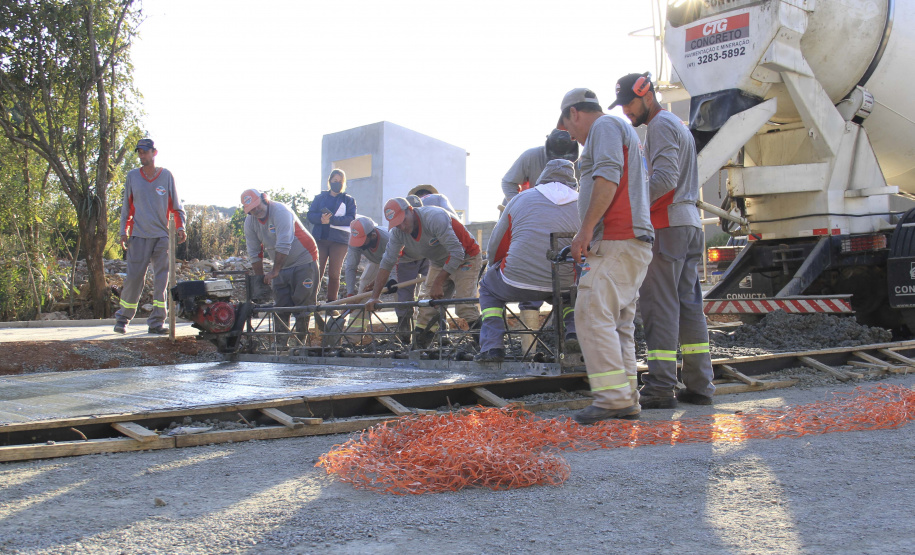 O secretário do Desenvolvimento Urbano e de Obras Públicas (SEDU), João Carlos Ortega, mais a diretora de Operações do Paranacidade, Camila Mileke Scucato, e o analista de desenvolvimento Municipal do Paranacidade, Luiz Antonio Xavier da Silveira, fizeram vistoria da obra de pavimentação com concreto, em execução no Município de Fazenda Rio Grande, na Região Metropolitana de Curitiba.  -  Curitiba,  - Fazenda Rio Grande, 08/07/2021  -  Foto: Gustavo Pontes