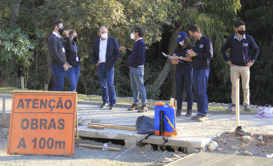 O secretário do Desenvolvimento Urbano e de Obras Públicas (SEDU), João Carlos Ortega, mais a diretora de Operações do Paranacidade, Camila Mileke Scucato, e o analista de desenvolvimento Municipal do Paranacidade, Luiz Antonio Xavier da Silveira, fizeram vistoria da obra de pavimentação com concreto, em execução no Município de Fazenda Rio Grande, na Região Metropolitana de Curitiba.  -  Curitiba,  - Fazenda Rio Grande, 08/07/2021  -  Foto: Gustavo Pontes