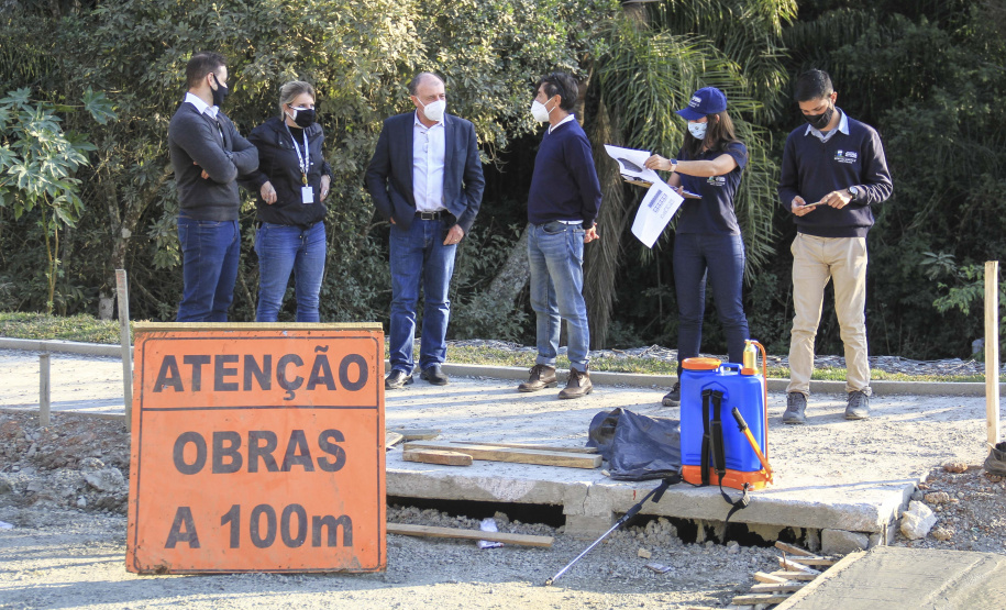 O secretário do Desenvolvimento Urbano e de Obras Públicas (SEDU), João Carlos Ortega, mais a diretora de Operações do Paranacidade, Camila Mileke Scucato, e o analista de desenvolvimento Municipal do Paranacidade, Luiz Antonio Xavier da Silveira, fizeram vistoria da obra de pavimentação com concreto, em execução no Município de Fazenda Rio Grande, na Região Metropolitana de Curitiba.  -  Curitiba,  - Fazenda Rio Grande, 08/07/2021  -  Foto: Gustavo Pontes