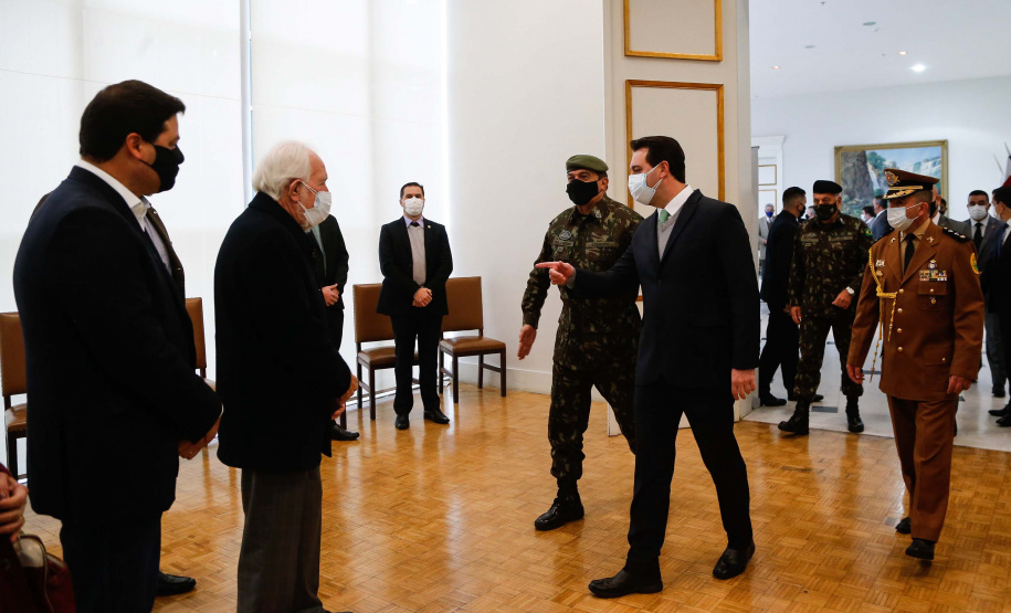 O governador Carlos Massa Ratinho Junior recebeu nesta sexta-feira (9), no Palácio Iguaçu, o comandante-geral do Exército Brasileiro, general Paulo Sérgio Nogueira de Oliveira, e uma comitiva com o alto comando da instituição militar. - Curitiba, 09/07/2021 - Foto: Jonathan Campos/AEN