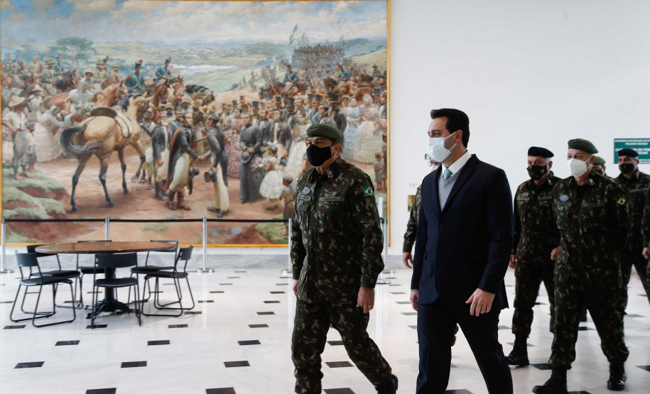 O governador Carlos Massa Ratinho Junior recebeu nesta sexta-feira (9), no Palácio Iguaçu, o comandante-geral do Exército Brasileiro, general Paulo Sérgio Nogueira de Oliveira, e uma comitiva com o alto comando da instituição militar. - Curitiba, 09/07/2021 - Foto: Jonathan Campos/AEN