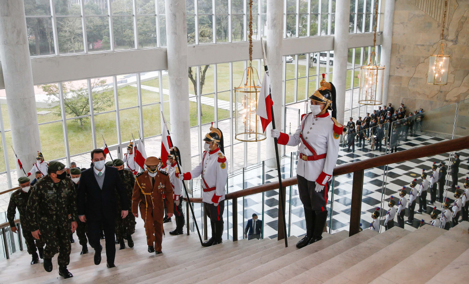 O governador Carlos Massa Ratinho Junior recebeu nesta sexta-feira (9), no Palácio Iguaçu, o comandante-geral do Exército Brasileiro, general Paulo Sérgio Nogueira de Oliveira, e uma comitiva com o alto comando da instituição militar. - Curitiba, 09/07/2021 - Foto: Jonathan Campos/AEN