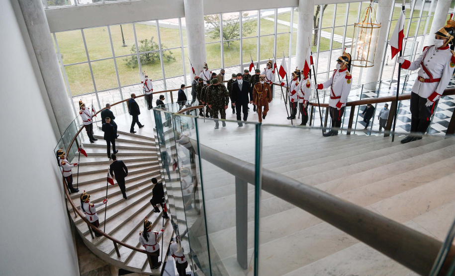 O governador Carlos Massa Ratinho Junior recebeu nesta sexta-feira (9), no Palácio Iguaçu, o comandante-geral do Exército Brasileiro, general Paulo Sérgio Nogueira de Oliveira, e uma comitiva com o alto comando da instituição militar. - Curitiba, 09/07/2021 - Foto: Jonathan Campos/AEN