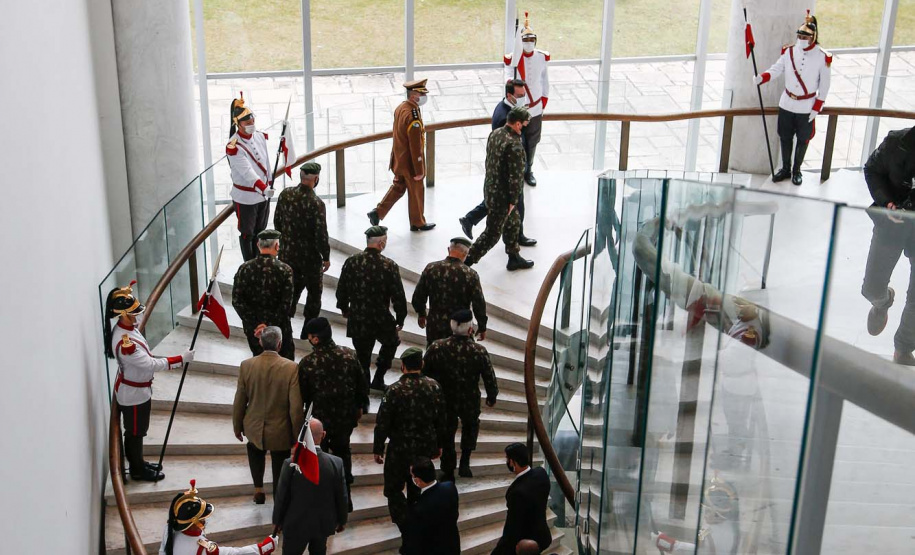 O governador Carlos Massa Ratinho Junior recebeu nesta sexta-feira (9), no Palácio Iguaçu, o comandante-geral do Exército Brasileiro, general Paulo Sérgio Nogueira de Oliveira, e uma comitiva com o alto comando da instituição militar. - Curitiba, 09/07/2021 - Foto: Jonathan Campos/AEN