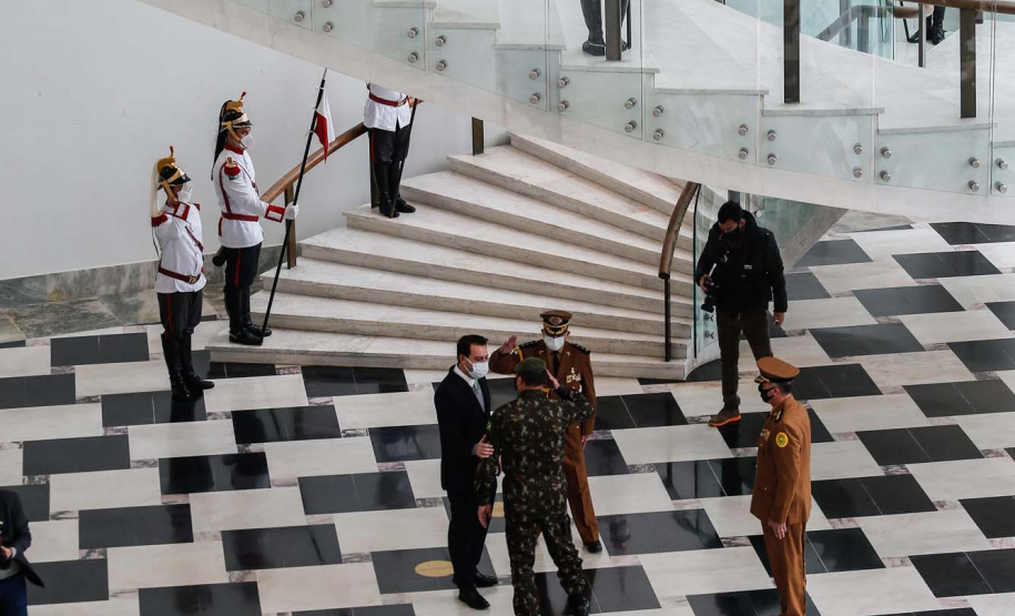 O governador Carlos Massa Ratinho Junior recebeu nesta sexta-feira (9), no Palácio Iguaçu, o comandante-geral do Exército Brasileiro, general Paulo Sérgio Nogueira de Oliveira, e uma comitiva com o alto comando da instituição militar. - Curitiba, 09/07/2021 - Foto: Jonathan Campos/AEN