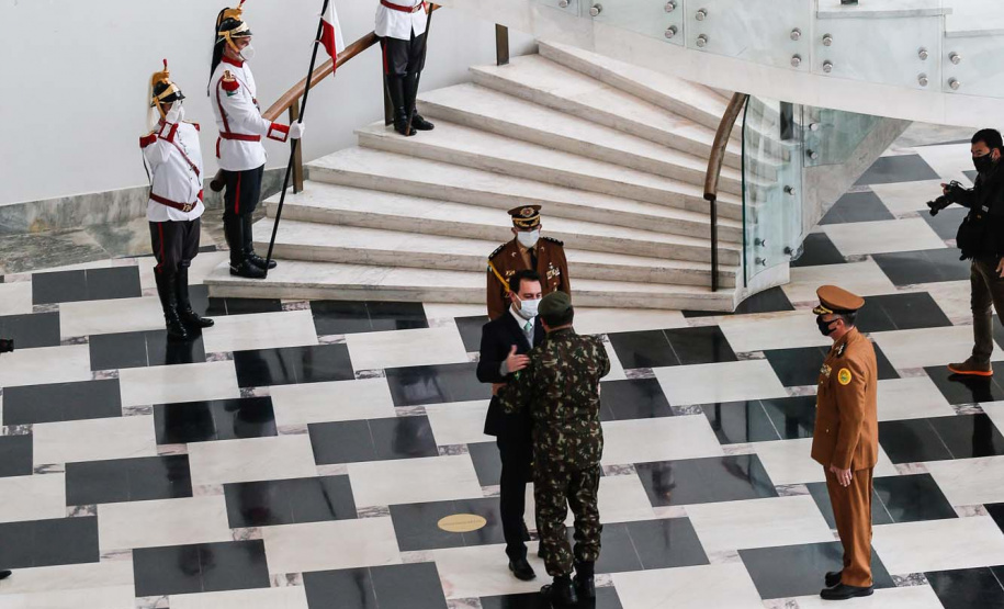 O governador Carlos Massa Ratinho Junior recebeu nesta sexta-feira (9), no Palácio Iguaçu, o comandante-geral do Exército Brasileiro, general Paulo Sérgio Nogueira de Oliveira, e uma comitiva com o alto comando da instituição militar. - Curitiba, 09/07/2021 - Foto: Jonathan Campos/AEN