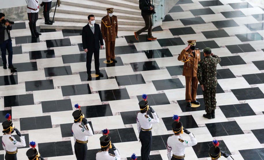 O governador Carlos Massa Ratinho Junior recebeu nesta sexta-feira (9), no Palácio Iguaçu, o comandante-geral do Exército Brasileiro, general Paulo Sérgio Nogueira de Oliveira, e uma comitiva com o alto comando da instituição militar. - Curitiba, 09/07/2021 - Foto: Jonathan Campos/AEN