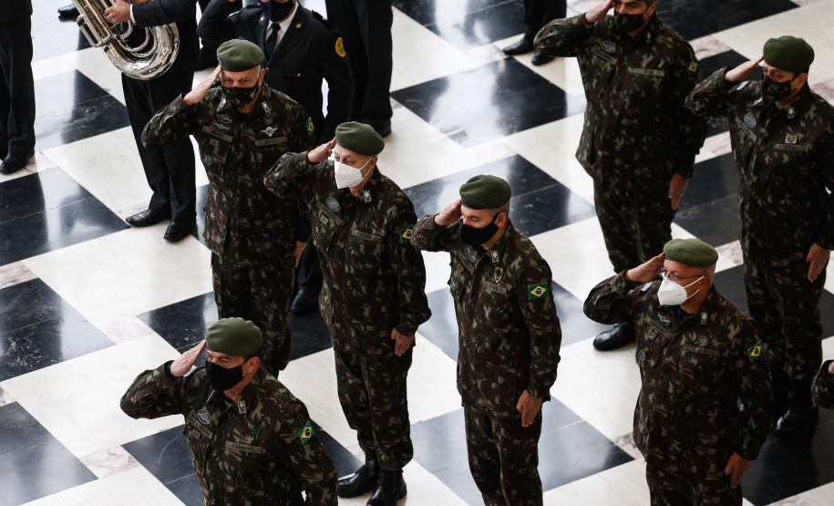 O governador Carlos Massa Ratinho Junior recebeu nesta sexta-feira (9), no Palácio Iguaçu, o comandante-geral do Exército Brasileiro, general Paulo Sérgio Nogueira de Oliveira, e uma comitiva com o alto comando da instituição militar. - Curitiba, 09/07/2021 - Foto: Jonathan Campos/AEN