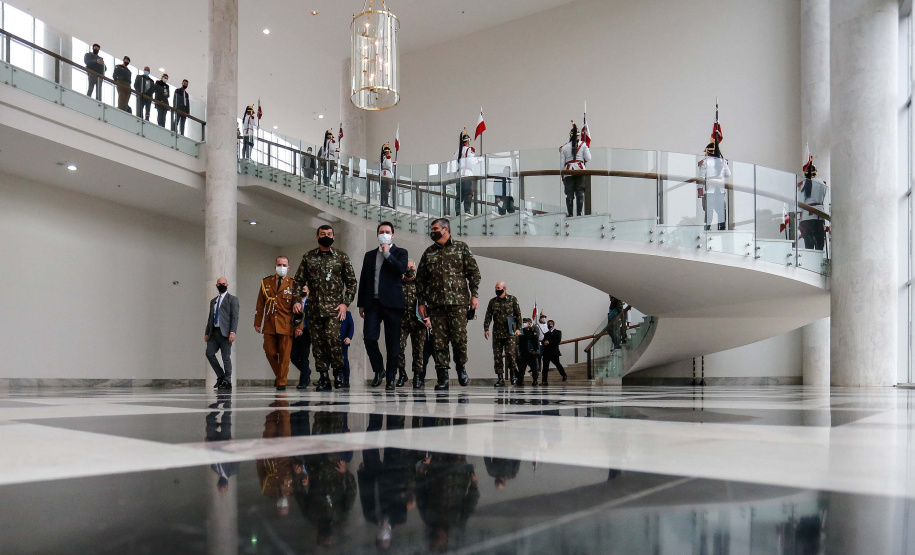 O governador Carlos Massa Ratinho Junior recebeu nesta sexta-feira (9), no Palácio Iguaçu, o comandante-geral do Exército Brasileiro, general Paulo Sérgio Nogueira de Oliveira, e uma comitiva com o alto comando da instituição militar. - Curitiba, 09/07/2021 - Foto: Jonathan Campos/AEN