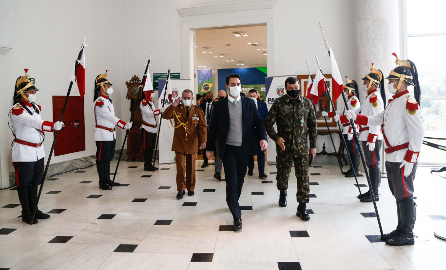 O governador Carlos Massa Ratinho Junior recebeu nesta sexta-feira (9), no Palácio Iguaçu, o comandante-geral do Exército Brasileiro, general Paulo Sérgio Nogueira de Oliveira, e uma comitiva com o alto comando da instituição militar. - Curitiba, 09/07/2021 - Foto: Jonathan Campos/AEN