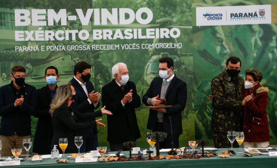 O governador Carlos Massa Ratinho Junior recebeu nesta sexta-feira (9), no Palácio Iguaçu, o comandante-geral do Exército Brasileiro, general Paulo Sérgio Nogueira de Oliveira, e uma comitiva com o alto comando da instituição militar. - Curitiba, 09/07/2021 - Foto: Jonathan Campos/AEN
