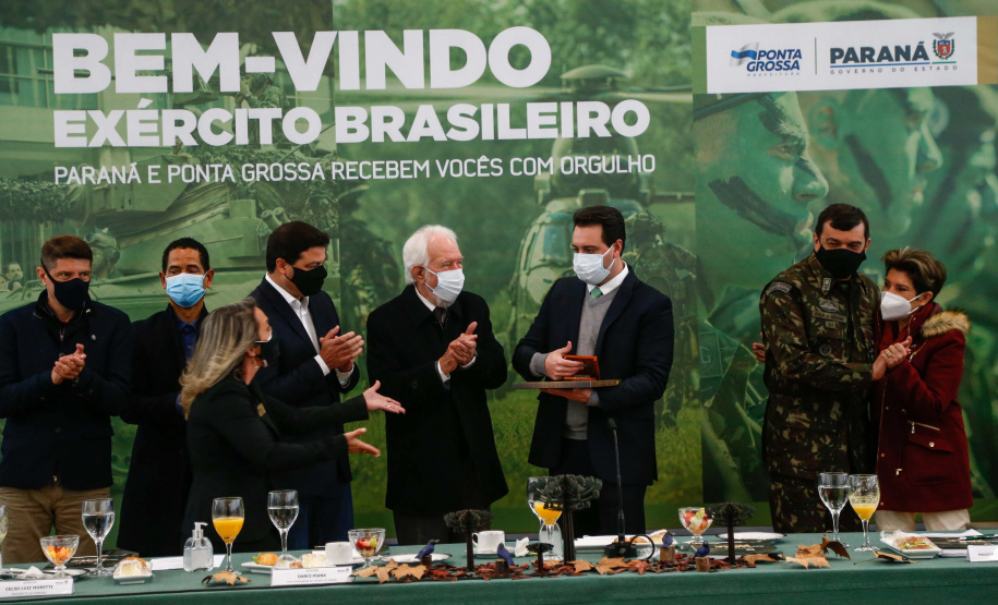 O governador Carlos Massa Ratinho Junior recebeu nesta sexta-feira (9), no Palácio Iguaçu, o comandante-geral do Exército Brasileiro, general Paulo Sérgio Nogueira de Oliveira, e uma comitiva com o alto comando da instituição militar. - Curitiba, 09/07/2021 - Foto: Jonathan Campos/AEN