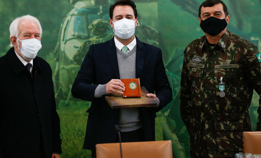 O governador Carlos Massa Ratinho Junior recebeu nesta sexta-feira (9), no Palácio Iguaçu, o comandante-geral do Exército Brasileiro, general Paulo Sérgio Nogueira de Oliveira, e uma comitiva com o alto comando da instituição militar. - Curitiba, 09/07/2021 - Foto: Jonathan Campos/AEN