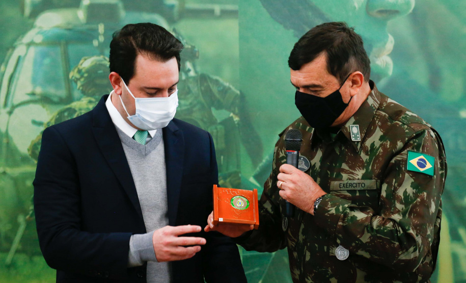 O governador Carlos Massa Ratinho Junior recebeu nesta sexta-feira (9), no Palácio Iguaçu, o comandante-geral do Exército Brasileiro, general Paulo Sérgio Nogueira de Oliveira, e uma comitiva com o alto comando da instituição militar. - Curitiba, 09/07/2021 - Foto: Jonathan Campos/AEN