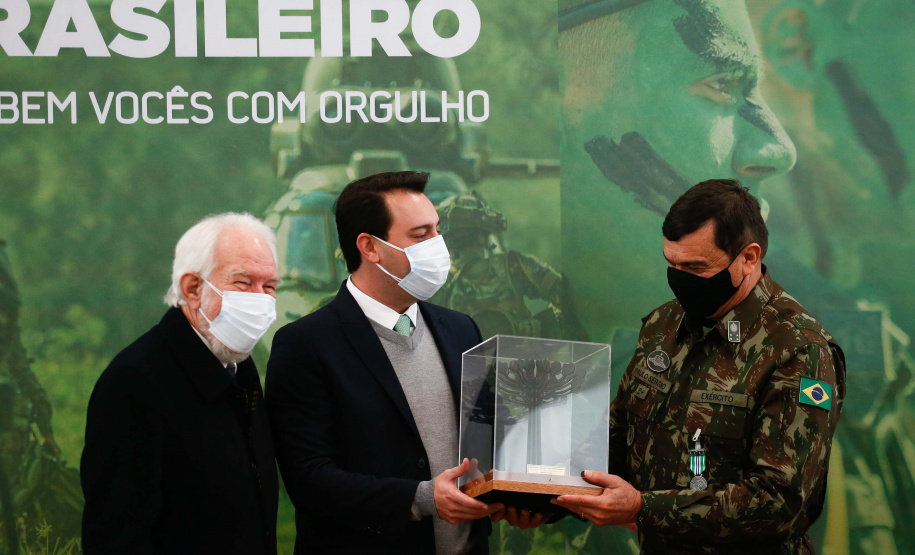 O governador Carlos Massa Ratinho Junior recebeu nesta sexta-feira (9), no Palácio Iguaçu, o comandante-geral do Exército Brasileiro, general Paulo Sérgio Nogueira de Oliveira, e uma comitiva com o alto comando da instituição militar. - Curitiba, 09/07/2021 - Foto: Jonathan Campos/AEN