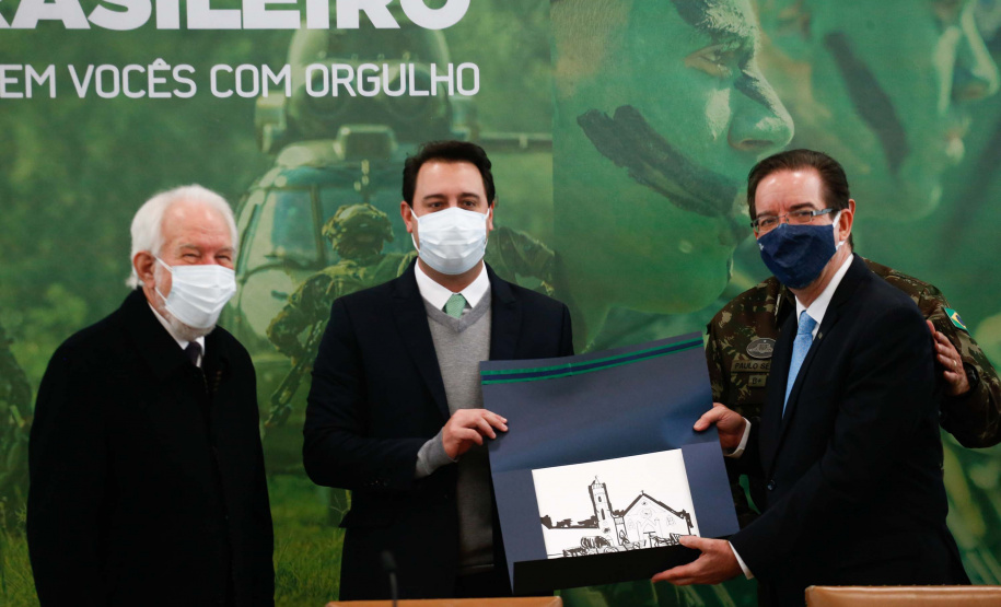 O governador Carlos Massa Ratinho Junior recebeu nesta sexta-feira (9), no Palácio Iguaçu, o comandante-geral do Exército Brasileiro, general Paulo Sérgio Nogueira de Oliveira, e uma comitiva com o alto comando da instituição militar. - Curitiba, 09/07/2021 - Foto: Jonathan Campos/AEN