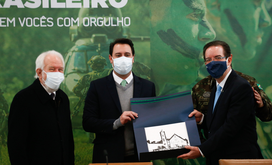 O governador Carlos Massa Ratinho Junior recebeu nesta sexta-feira (9), no Palácio Iguaçu, o comandante-geral do Exército Brasileiro, general Paulo Sérgio Nogueira de Oliveira, e uma comitiva com o alto comando da instituição militar. - Curitiba, 09/07/2021 - Foto: Jonathan Campos/AEN