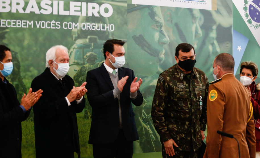 O governador Carlos Massa Ratinho Junior recebeu nesta sexta-feira (9), no Palácio Iguaçu, o comandante-geral do Exército Brasileiro, general Paulo Sérgio Nogueira de Oliveira, e uma comitiva com o alto comando da instituição militar. - Curitiba, 09/07/2021 - Foto: Jonathan Campos/AEN