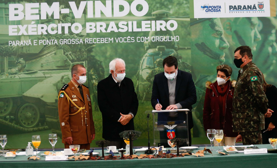 O governador Carlos Massa Ratinho Junior recebeu nesta sexta-feira (9), no Palácio Iguaçu, o comandante-geral do Exército Brasileiro, general Paulo Sérgio Nogueira de Oliveira, e uma comitiva com o alto comando da instituição militar. - Curitiba, 09/07/2021 - Foto: Jonathan Campos/AEN