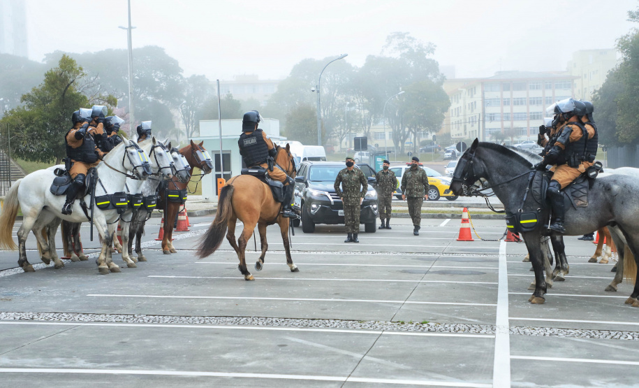 O governador Carlos Massa Ratinho Junior recebeu nesta sexta-feira (9), no Palácio Iguaçu, o comandante-geral do Exército Brasileiro, general Paulo Sérgio Nogueira de Oliveira, e uma comitiva com o alto comando da instituição militar. - Curitiba, 09/07/2021 - Foto: José Fernando Ogura/AEN