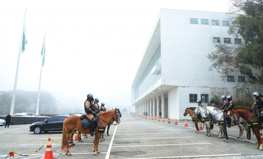O governador Carlos Massa Ratinho Junior recebeu nesta sexta-feira (9), no Palácio Iguaçu, o comandante-geral do Exército Brasileiro, general Paulo Sérgio Nogueira de Oliveira, e uma comitiva com o alto comando da instituição militar. - Curitiba, 09/07/2021 - Foto: José Fernando Ogura/AEN