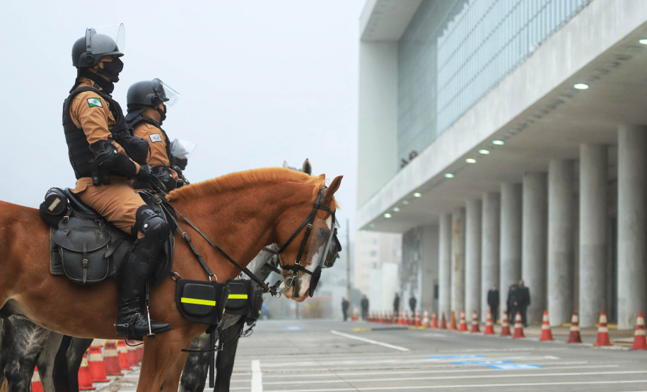 O governador Carlos Massa Ratinho Junior recebeu nesta sexta-feira (9), no Palácio Iguaçu, o comandante-geral do Exército Brasileiro, general Paulo Sérgio Nogueira de Oliveira, e uma comitiva com o alto comando da instituição militar. - Curitiba, 09/07/2021 - Foto: José Fernando Ogura/AEN