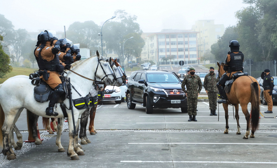 O governador Carlos Massa Ratinho Junior recebeu nesta sexta-feira (9), no Palácio Iguaçu, o comandante-geral do Exército Brasileiro, general Paulo Sérgio Nogueira de Oliveira, e uma comitiva com o alto comando da instituição militar. - Curitiba, 09/07/2021 - Foto: José Fernando Ogura/AEN