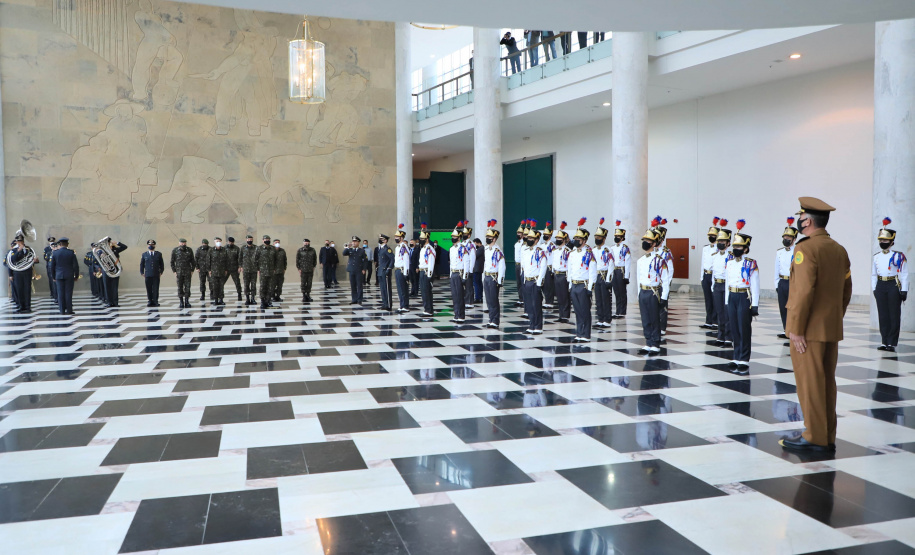 O governador Carlos Massa Ratinho Junior recebeu nesta sexta-feira (9), no Palácio Iguaçu, o comandante-geral do Exército Brasileiro, general Paulo Sérgio Nogueira de Oliveira, e uma comitiva com o alto comando da instituição militar. - Curitiba, 09/07/2021 - Foto: José Fernando Ogura/AEN