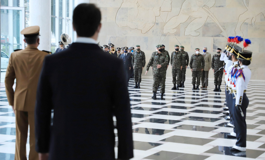 O governador Carlos Massa Ratinho Junior recebeu nesta sexta-feira (9), no Palácio Iguaçu, o comandante-geral do Exército Brasileiro, general Paulo Sérgio Nogueira de Oliveira, e uma comitiva com o alto comando da instituição militar. - Curitiba, 09/07/2021 - Foto: José Fernando Ogura/AEN