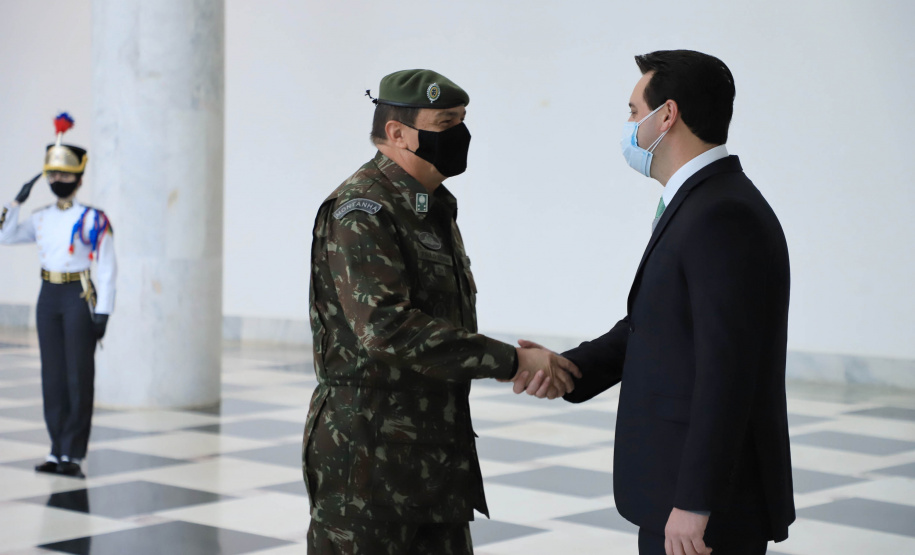 O governador Carlos Massa Ratinho Junior recebeu nesta sexta-feira (9), no Palácio Iguaçu, o comandante-geral do Exército Brasileiro, general Paulo Sérgio Nogueira de Oliveira, e uma comitiva com o alto comando da instituição militar. - Curitiba, 09/07/2021 - Foto: José Fernando Ogura/AEN
