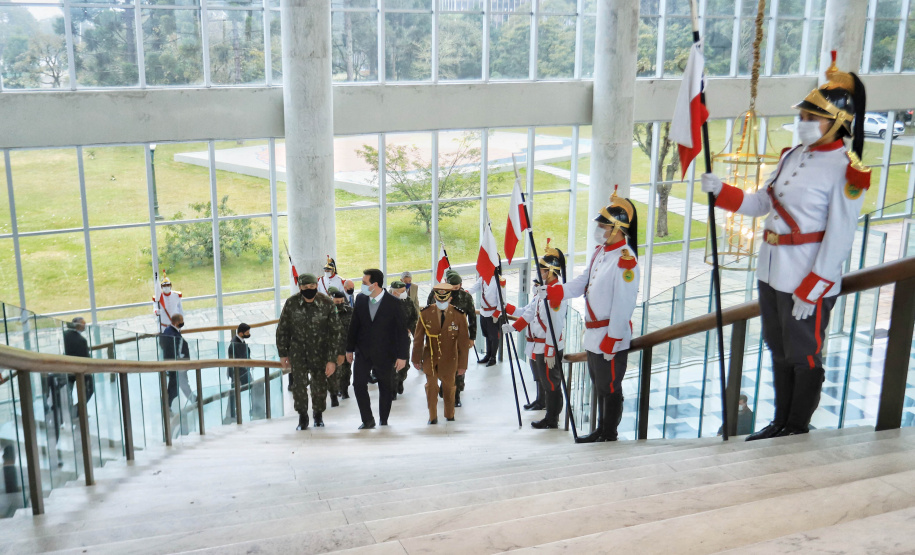 O governador Carlos Massa Ratinho Junior recebeu nesta sexta-feira (9), no Palácio Iguaçu, o comandante-geral do Exército Brasileiro, general Paulo Sérgio Nogueira de Oliveira, e uma comitiva com o alto comando da instituição militar. - Curitiba, 09/07/2021 - Foto: José Fernando Ogura/AEN
