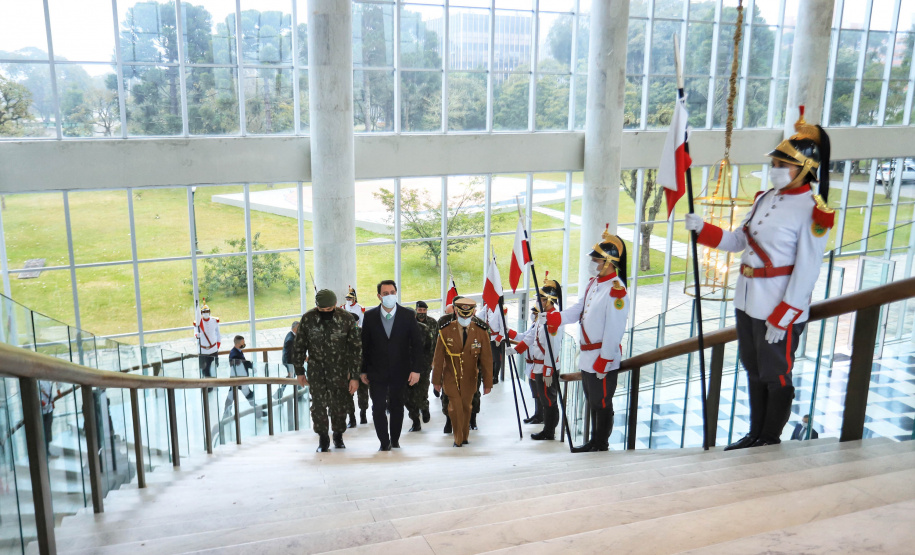 O governador Carlos Massa Ratinho Junior recebeu nesta sexta-feira (9), no Palácio Iguaçu, o comandante-geral do Exército Brasileiro, general Paulo Sérgio Nogueira de Oliveira, e uma comitiva com o alto comando da instituição militar. - Curitiba, 09/07/2021 - Foto: José Fernando Ogura/AEN