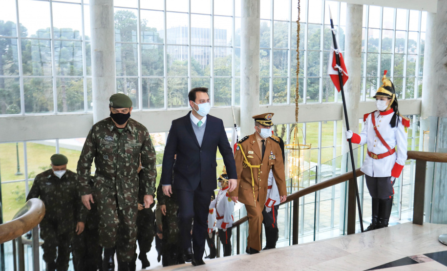 O governador Carlos Massa Ratinho Junior recebeu nesta sexta-feira (9), no Palácio Iguaçu, o comandante-geral do Exército Brasileiro, general Paulo Sérgio Nogueira de Oliveira, e uma comitiva com o alto comando da instituição militar. - Curitiba, 09/07/2021 - Foto: José Fernando Ogura/AEN