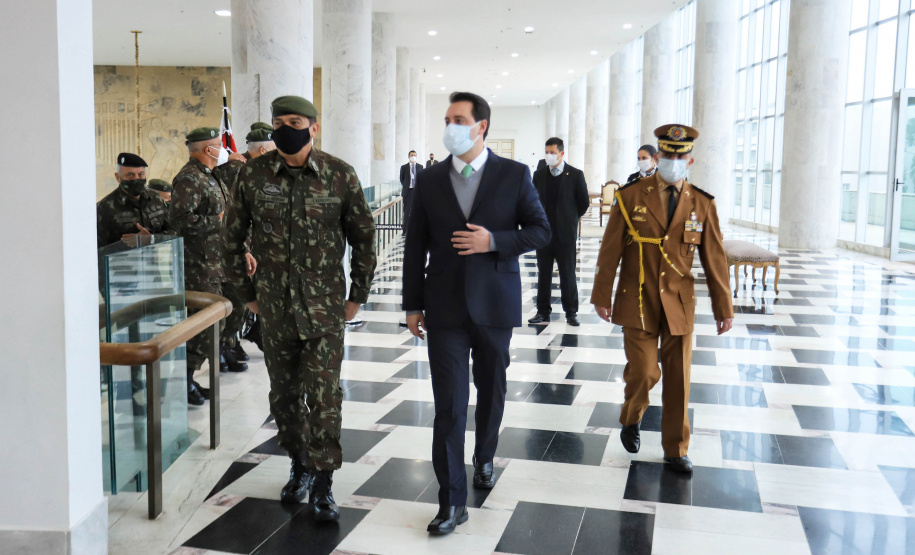 O governador Carlos Massa Ratinho Junior recebeu nesta sexta-feira (9), no Palácio Iguaçu, o comandante-geral do Exército Brasileiro, general Paulo Sérgio Nogueira de Oliveira, e uma comitiva com o alto comando da instituição militar. - Curitiba, 09/07/2021 - Foto: José Fernando Ogura/AEN