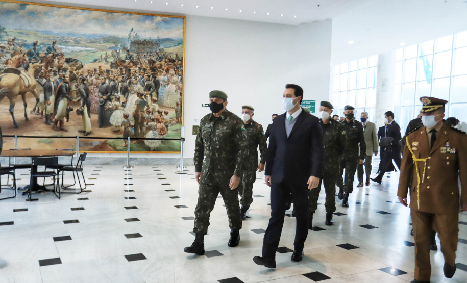 O governador Carlos Massa Ratinho Junior recebeu nesta sexta-feira (9), no Palácio Iguaçu, o comandante-geral do Exército Brasileiro, general Paulo Sérgio Nogueira de Oliveira, e uma comitiva com o alto comando da instituição militar. - Curitiba, 09/07/2021 - Foto: José Fernando Ogura/AEN