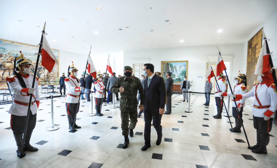 O governador Carlos Massa Ratinho Junior recebeu nesta sexta-feira (9), no Palácio Iguaçu, o comandante-geral do Exército Brasileiro, general Paulo Sérgio Nogueira de Oliveira, e uma comitiva com o alto comando da instituição militar. - Curitiba, 09/07/2021 - Foto: José Fernando Ogura/AEN