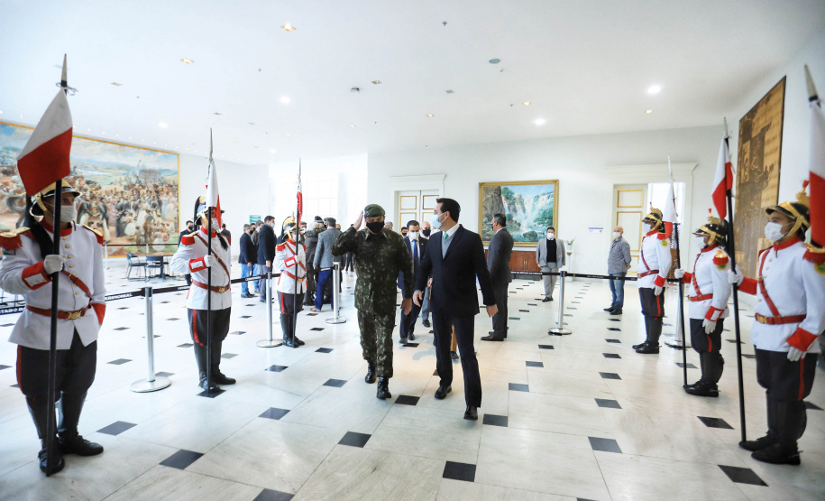 O governador Carlos Massa Ratinho Junior recebeu nesta sexta-feira (9), no Palácio Iguaçu, o comandante-geral do Exército Brasileiro, general Paulo Sérgio Nogueira de Oliveira, e uma comitiva com o alto comando da instituição militar. - Curitiba, 09/07/2021 - Foto: José Fernando Ogura/AEN