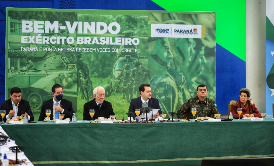 O governador Carlos Massa Ratinho Junior recebeu nesta sexta-feira (9), no Palácio Iguaçu, o comandante-geral do Exército Brasileiro, general Paulo Sérgio Nogueira de Oliveira, e uma comitiva com o alto comando da instituição militar. - Curitiba, 09/07/2021 - Foto: José Fernando Ogura/AEN