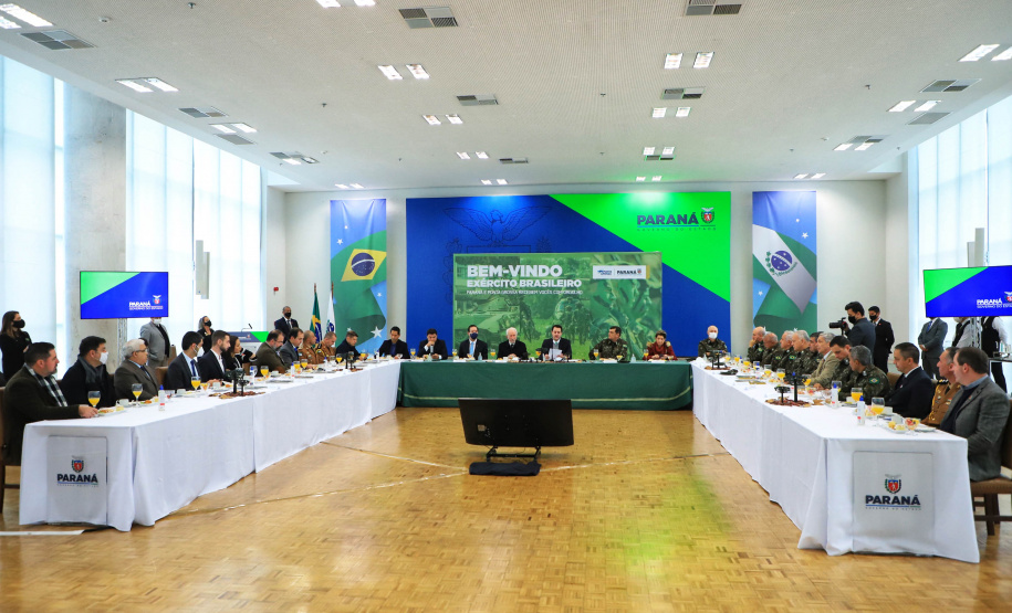 O governador Carlos Massa Ratinho Junior recebeu nesta sexta-feira (9), no Palácio Iguaçu, o comandante-geral do Exército Brasileiro, general Paulo Sérgio Nogueira de Oliveira, e uma comitiva com o alto comando da instituição militar. - Curitiba, 09/07/2021 - Foto: José Fernando Ogura/AEN